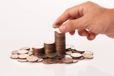 Bir elinde büyüyen para sikke yığını