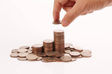 Bir elinde büyüyen para sikke yığını