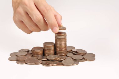 Bir elinde büyüyen para sikke yığını