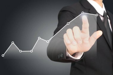 İşadamı, işinde grafik büyümesi ve grafik artışı için olumlu göstergeler planlıyor