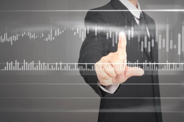 İşadamı, işinde grafik büyümesi ve grafik artışı için olumlu göstergeler planlıyor