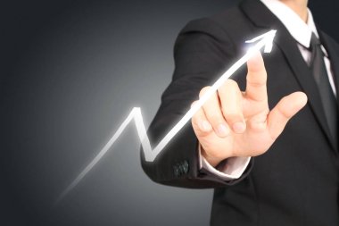İşadamı, işinde grafik büyümesi ve grafik artışı için olumlu göstergeler planlıyor