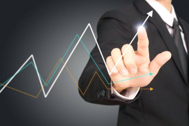 İşadamı, işinde grafik büyümesi ve grafik artışı için olumlu göstergeler planlıyor