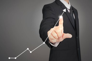 İşadamı, işinde grafik büyümesi ve grafik artışı için olumlu göstergeler planlıyor
