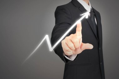 İşadamı, işinde grafik büyümesi ve grafik artışı için olumlu göstergeler planlıyor