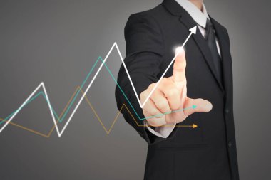 İşadamı, işinde grafik büyümesi ve grafik artışı için olumlu göstergeler planlıyor