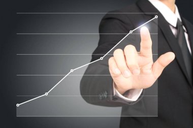 İşadamı, işinde grafik büyümesi ve grafik artışı için olumlu göstergeler planlıyor