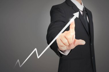 İşadamı, işinde grafik büyümesi ve grafik artışı için olumlu göstergeler planlıyor