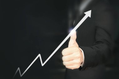 İşadamı, işinde grafik büyümesi ve grafik artışı için olumlu göstergeler planlıyor