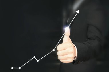 İşadamı, işinde grafik büyümesi ve grafik artışı için olumlu göstergeler planlıyor