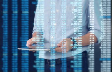 Dijital tablet bilgisayar ekranı erkek elinde