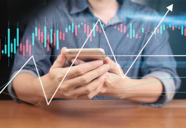 smartphone aygıt tutarak ve ekran dokunaklı adam el