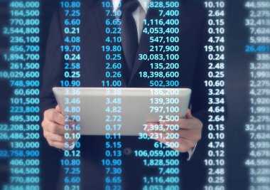 Dijital tablet bilgisayar ekranı erkek elinde