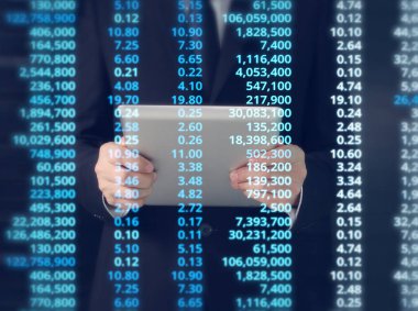 Dijital tablet bilgisayar ekranı erkek elinde