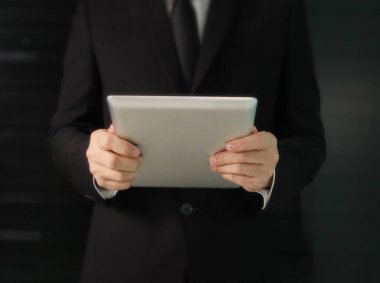 Dijital tablet bilgisayar ekranı erkek elinde