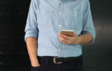 smartphone aygıt tutarak ve ekran dokunaklı adam el