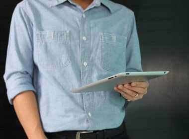 Dijital tablet bilgisayar ekranı erkek elinde