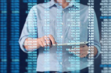 Dijital tablet bilgisayar ekranı erkek elinde