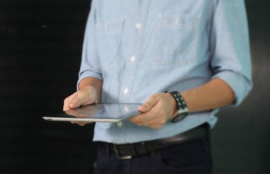 Dijital tablet bilgisayar ekranı erkek elinde