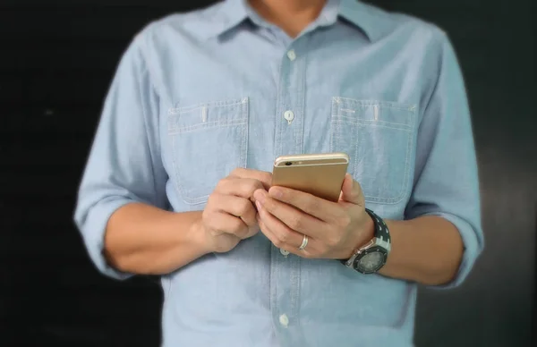 Ręki Człowiek Posiadający Urządzenia Smartphone Dotykania Ekranu — Zdjęcie stockowe