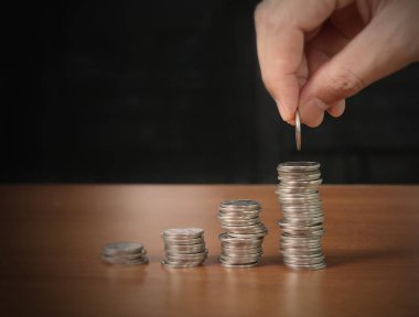 el koyarak sikke yığını