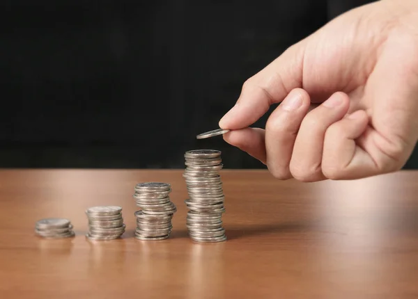 Hand zetten stapel van munten — Stockfoto