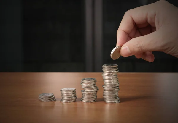 Mano poner pila de monedas — Foto de Stock