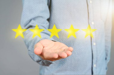 Derecelendirmeyi artırmak için el dokunmadan beş yıldız sembolü 