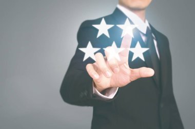 Derecelendirmeyi artırmak için el dokunmadan beş yıldız sembolü 