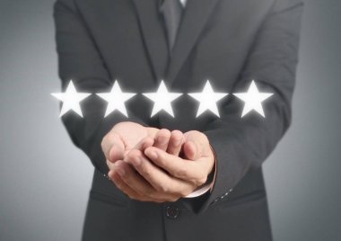 Derecelendirmeyi artırmak için el dokunmadan beş yıldız sembolü 