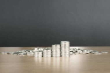 Bozuk paralar farklı pozisyonlarda üst üste istiflenir.