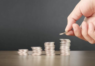 Bozuk paralar farklı pozisyonlarda üst üste istiflenir.