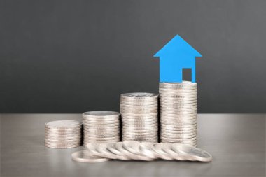 Bozuk paralar farklı pozisyonlarda üst üste istiflenir.