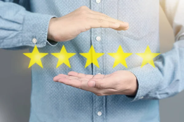 Mano tocando cinco estrellas símbolo para aumentar la calificación — Foto de Stock