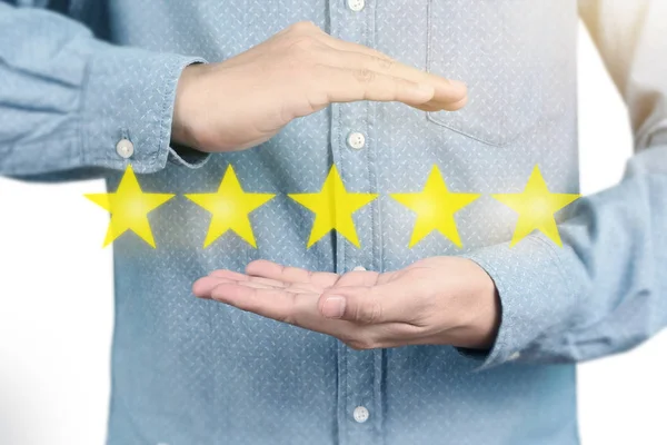 Mână atingând simbolul de cinci stele pentru a crește ratingul — Fotografie, imagine de stoc