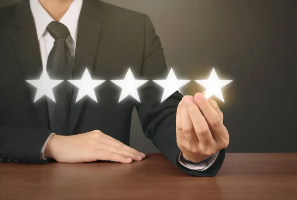 Hand aanraken van vijf ster symbool om de beoordeling te verhogen — Stockfoto