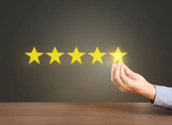 Mano tocando cinco estrellas símbolo para aumentar la calificación — Foto de Stock