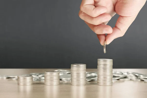 Mynt staplade på varandra i olika positioner — Stockfoto