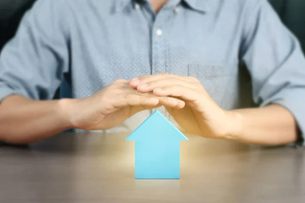 Concepto por casa desde en la mano —  Fotos de Stock