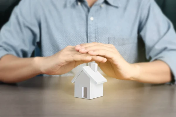 Concepto por casa desde en la mano —  Fotos de Stock