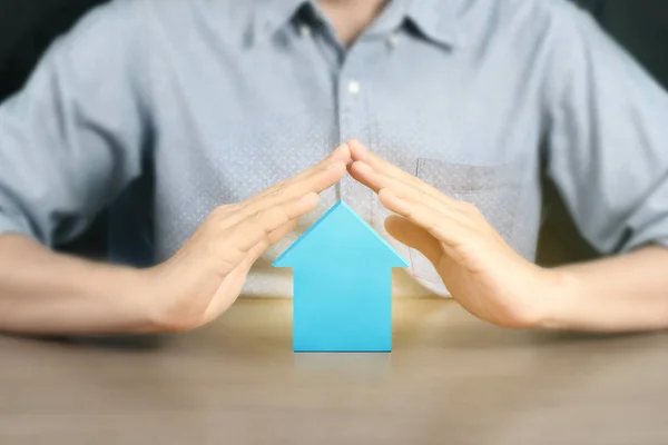 Conceito por casa de na mão — Fotografia de Stock