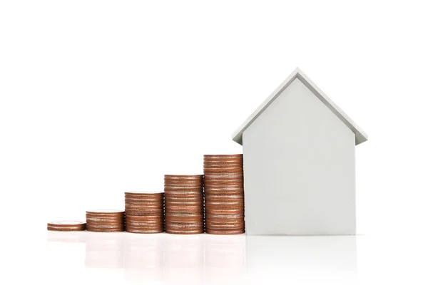 住宅のためのコインスタックハウスモデル貯蓄計画 — ストック写真