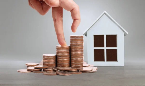 Mão escolhendo linha de casa de moeda Planejando comprar propriedade — Fotografia de Stock