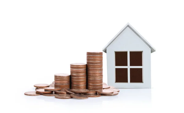 Coin stack piani di risparmio modello casa per l'alloggio — Foto Stock