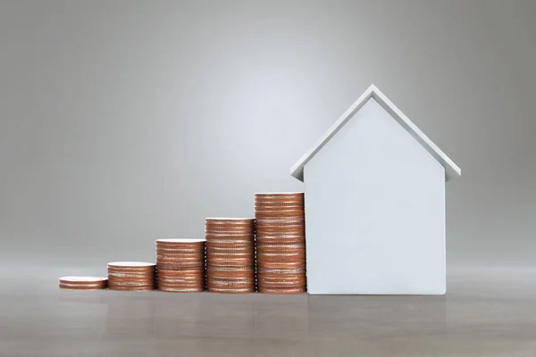 Coin stack casa modelo planes de ahorro para la vivienda — Foto de Stock