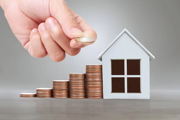 Mão escolhendo linha de casa de moeda Planejando comprar propriedade — Fotografia de Stock