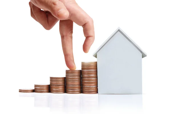 Hand välja rad av mynt hus planerar att köpa fastighet — Stockfoto