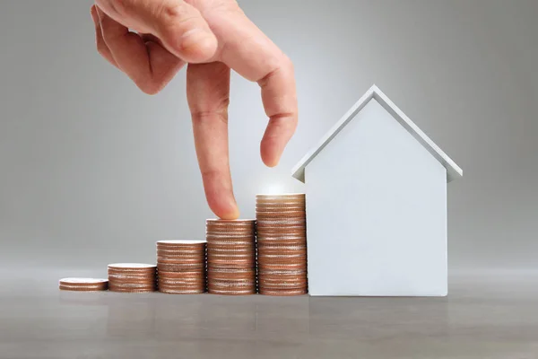 Ручной выбор ряда монет дома Планирование покупки недвижимости — стоковое фото