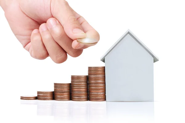 Hand välja rad av mynt hus planerar att köpa fastighet — Stockfoto