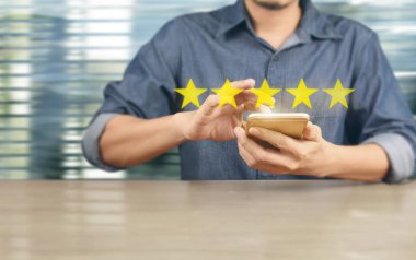  Elinde akıllı telefon kullanan iş adamı